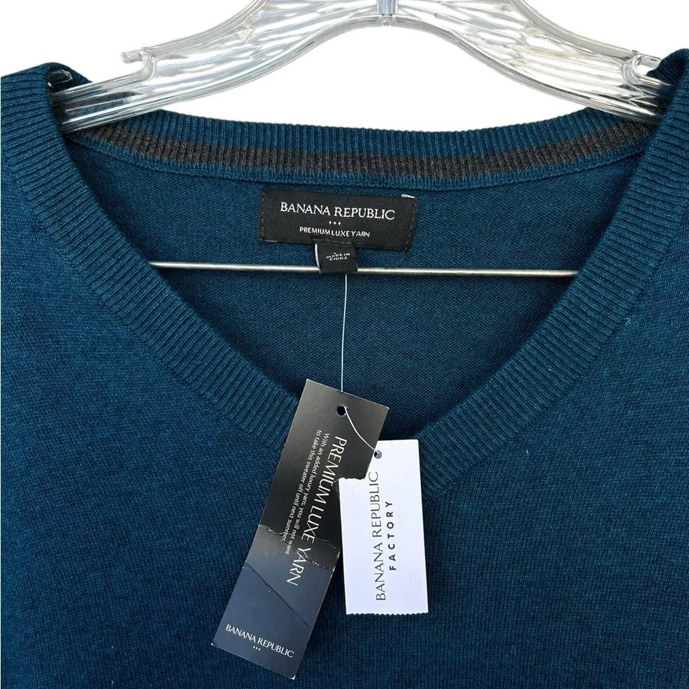 NWT Banana Republic Premium Lux x Yarn V-Neck Sweater - Size Large - Turquoise